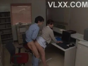 Vào một ngày nóng nực, một cô gái mới lớn ăn vận chỉnh tề và yêu cầu một chàng trai đưa cô đến khách sạn để cho cô xem mặt và quan hệ bằng miệng. Cô ấy cầm máy ảnh và chụp vào âm hộ của mình