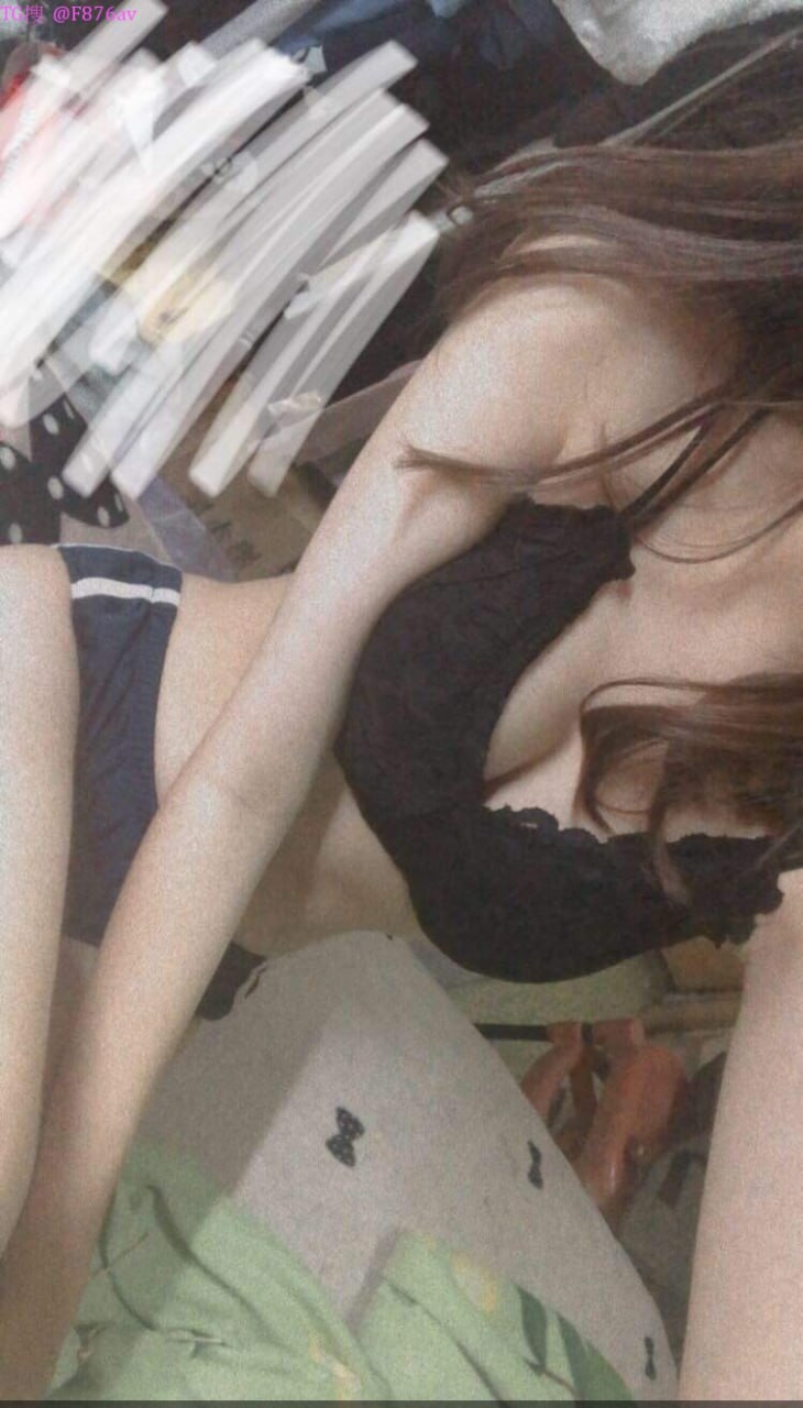 Cô con gái non nớt phải chịu đựng trước bố dượng vì muốn má hạnh phúc