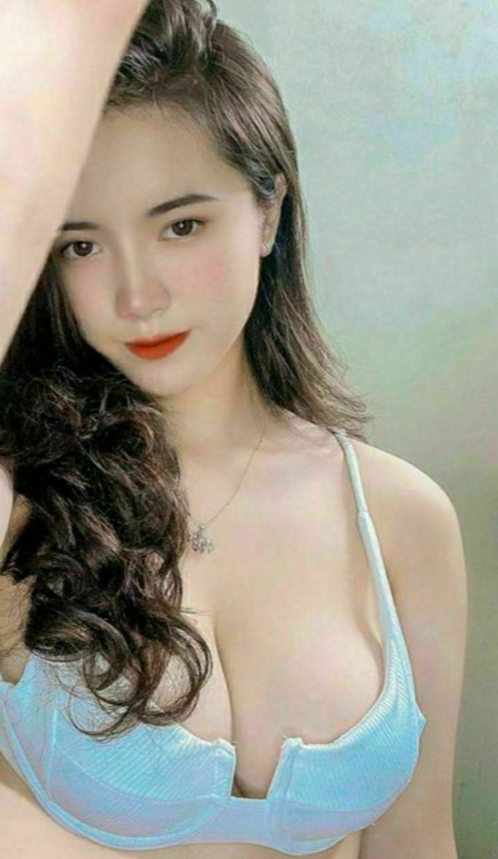 "Dùng sức mạnh để đẩy" Tôi gặp một cô gái dễ thương vào đêm khuya, cởi quần áo của cô ấy ra, và đẩy vào cái lồn đầy lông của cô ấy, khiến cô ấy hét lên vì sung sướng...